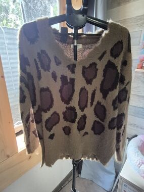 Umgee Fuzzy Leopard Print Distressed V-Neck Sweater Soft Eyelash Knit L